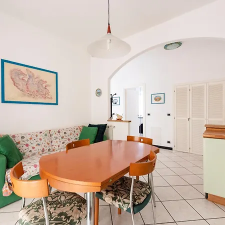 アパート Joivy Cosy Flat With Parking In キアーヴァリ