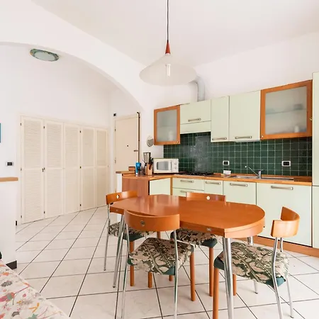 アパート Joivy Cosy Flat With Parking In キアーヴァリ